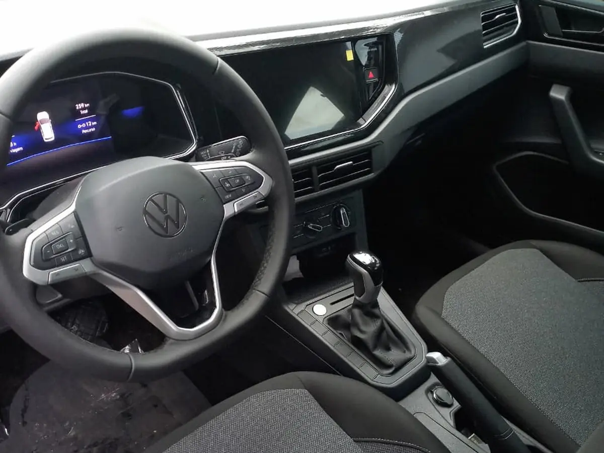 Interior do carro automático da Millenium: volante, painel e a alavanca do câmbio automático
