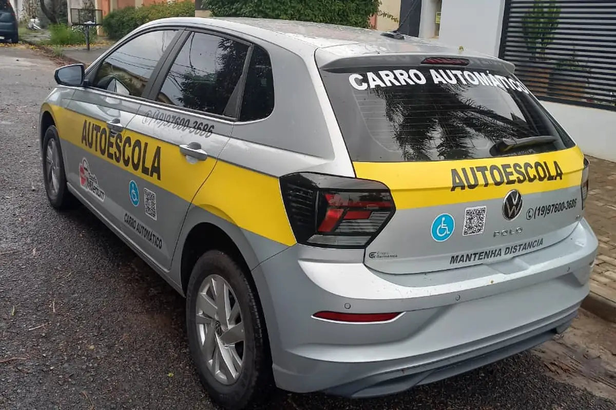 Traseira do carro automático da Millenium, com o adesivo CARRO AUTOMÁTICO no vidro