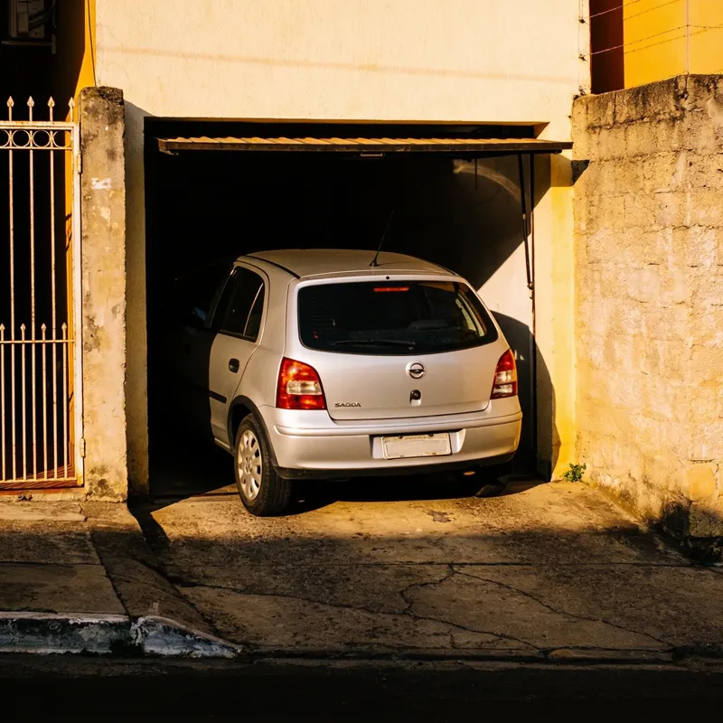 Carro manobrando para entrar numa garagem estreita